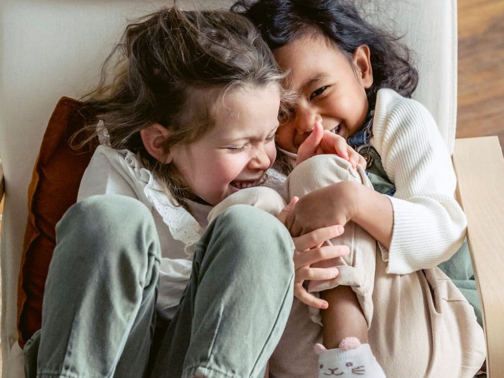 summer-camp-making-friends